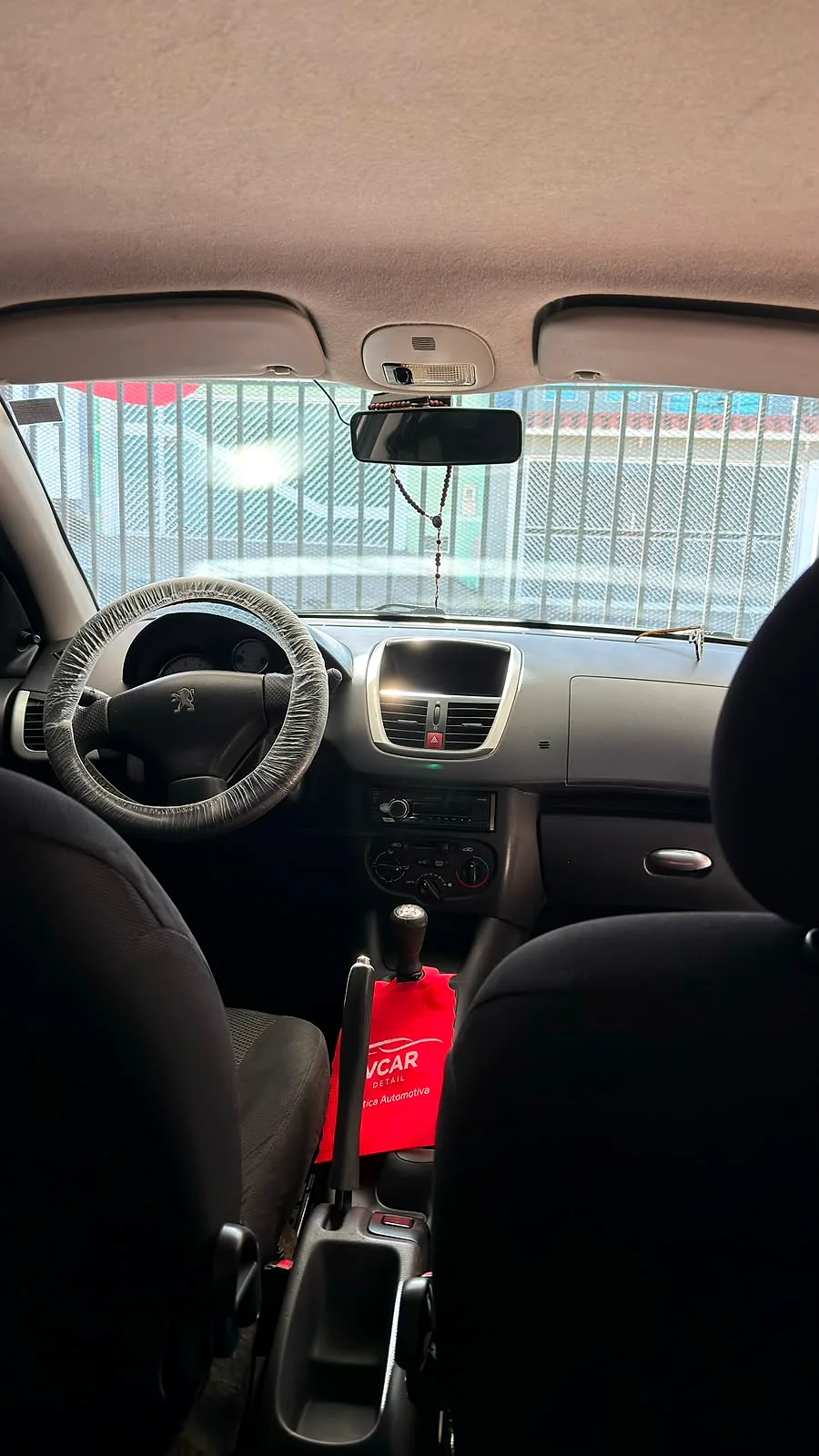 Interior protegido com identidade VCAR na alavanca de câmbio